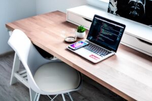 Tips mengisi ruang kerja yang pertama adalah kursi dan meja office yang mendukung