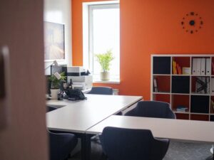 tips mengisi ruang kerja agar beraturan dengan rak
