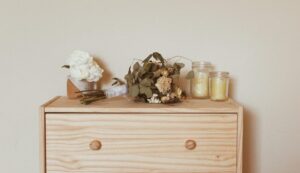 tips mengisi ruang kerja agar lebih aesthetic adalah dengan side table