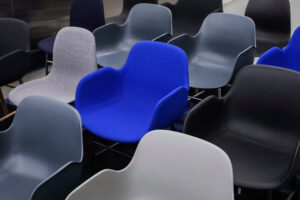 jenis kursi kantor yang bisa disusun sering disebut juga kursi dealing