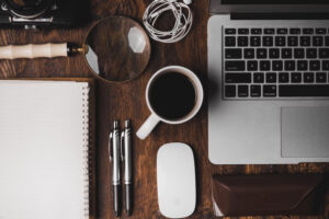cara menata meja kantor dapat dimulai dengan merapikan meja