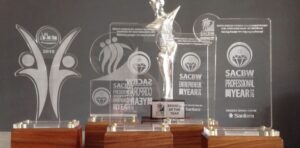 plakat penghargaan kantor transparan terlihat lebih elegan