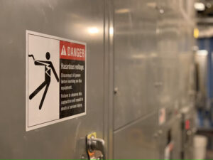 tips safety sign di tempat kerja 