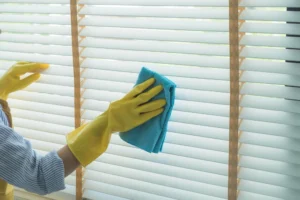 cara membersihkan roller blinds