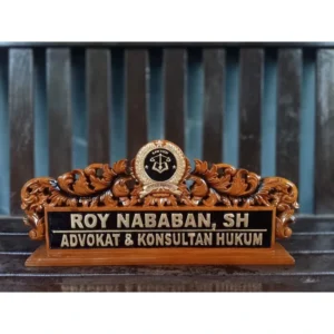 papan nama meja kantor kayu, papan nama kayu, cetak papan nama direktur