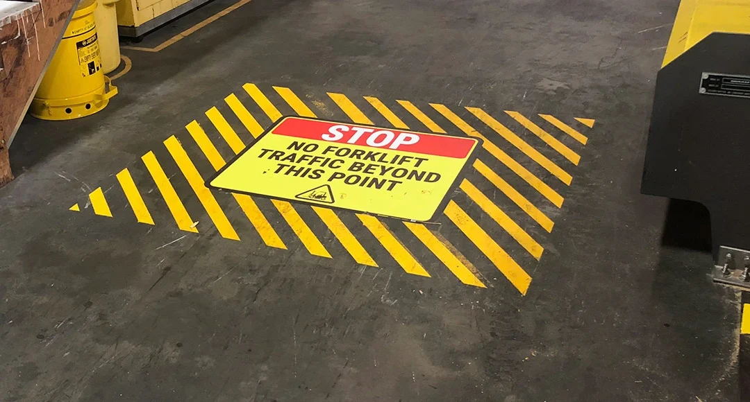 Pentingnya Stiker Lantai (Floor Signage): Menjaga Keselamatan Kerja di Area Produksi dan Gudang
