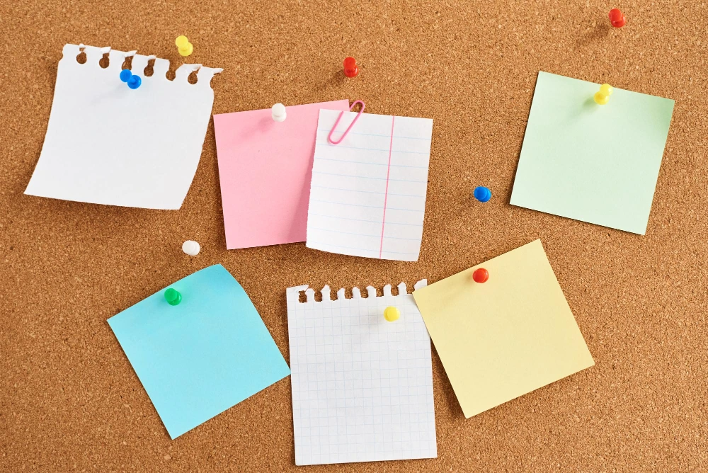 3 Jenis Paku Kertas Dinding (Thumb Tack) untuk Papan Informasi dan Mading di Kantor