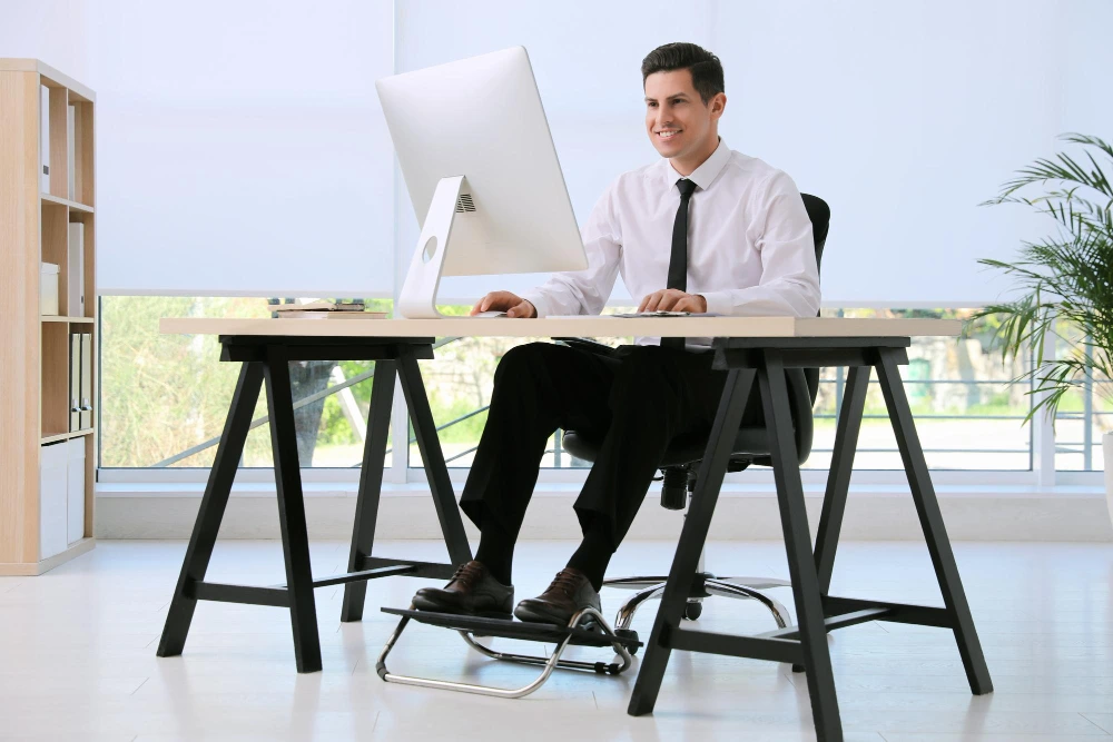 6 Alasan Footrest Meja Dibutuhkan Pekerja Kantoran yang Sering Duduk Seharian!